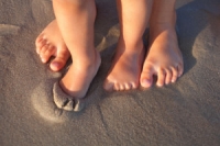 The Benefits of Children Walking Barefoot While Indoors